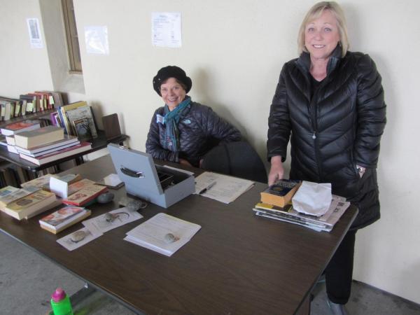 book-sale-volunteers